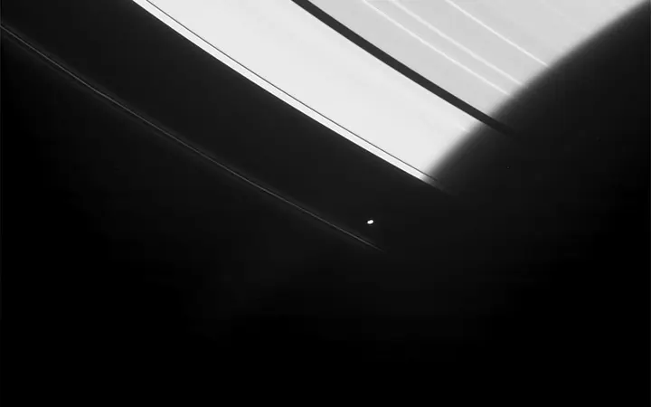 Prikaz učestalih solarnih pomrčina kroz svemirske snimke iz misije Cassini-Huygens i Prometheus.