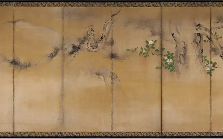 Bijele kamelije i plave jutarnje slave rastu uz bor i bambus u skladnom kontrastu boja. One of a pair of six-panel folding screens; ink, color, and gold on paper — Kaihō Yūshō, 1600.
