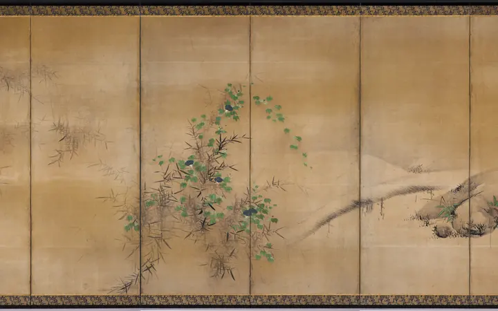 Bijele kamelije i plave jutarnje slave rastu uz bor i bambus u skladnom kontrastu boja. One of a pair of six-panel folding screens; ink, color, and gold on paper — Kaihō Yūshō, 1600.