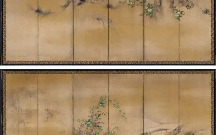 Bijele kamelije i plave jutarnje slave rastu uz bor i bambus u skladnom kontrastu boja. Pair of six-panel folding screens; ink, color, and gold on paper — Kaihō Yūshō, 1600.